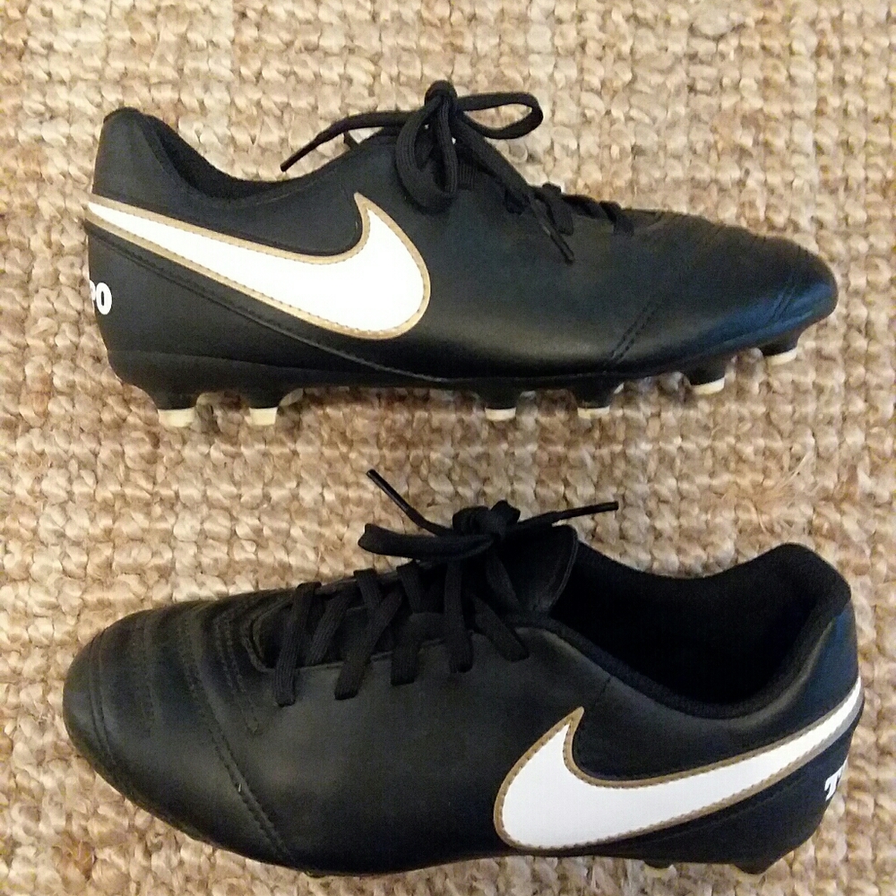 Nike Tiempo Kids Soccer Cleat Size 4Y
